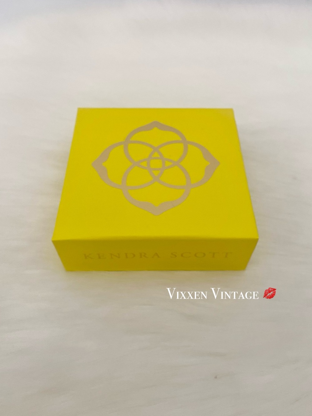 KENDRA SCOTT MEDIUM PULL TAB PAPER GIFT BOX IN YELLOW/GOLD